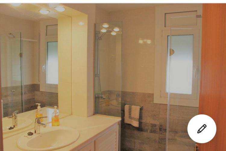 Apartament amb terrassa i parking Llanca Bagian luar foto