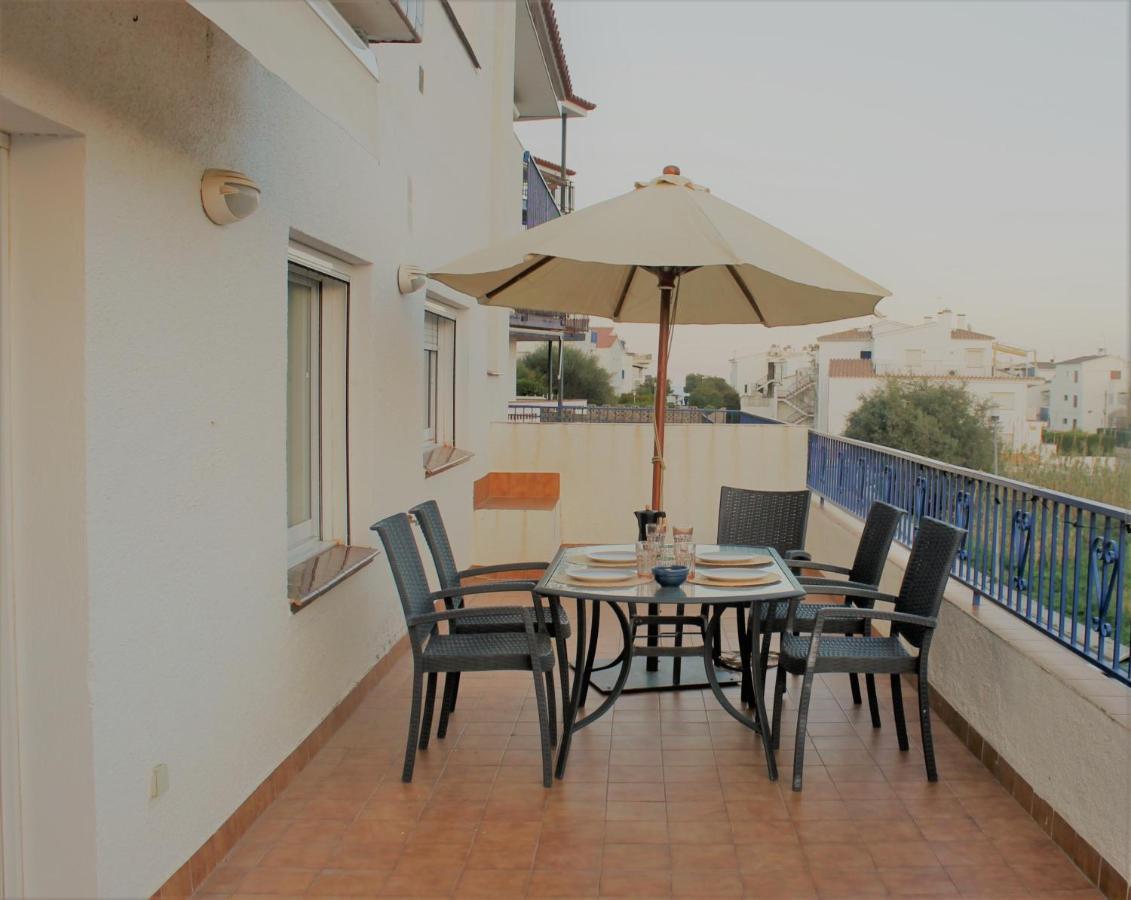 Apartament amb terrassa i parking Llanca Bagian luar foto